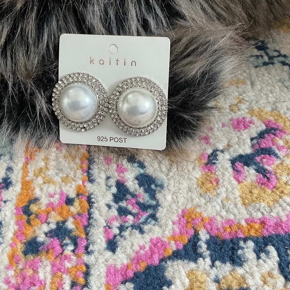Pearl studs